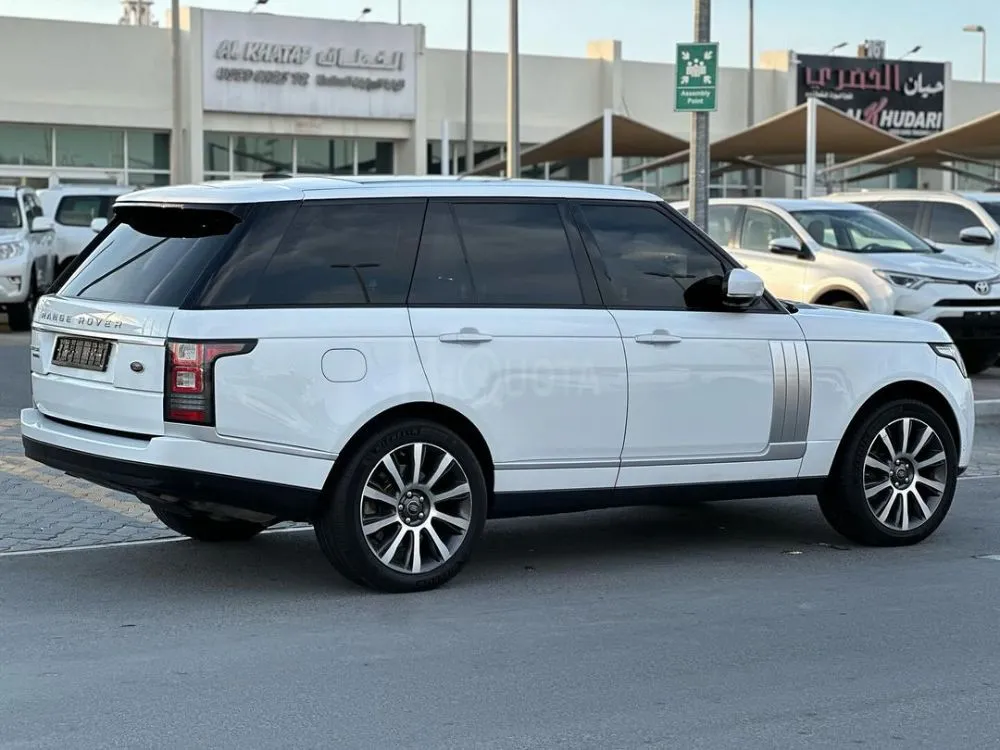 Land Rover Vogue 2015 SE Supercharged Color inside red number  The gearbox and engine were installed by the agency and the tires are new for sale on HiQuota