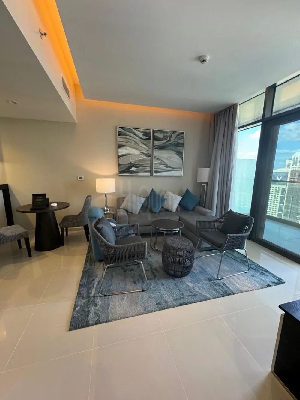 "شقة فندقية ذكية للبيع في قلب دبي – مفروشة بالكامل وبسعر لا يُفوت!"