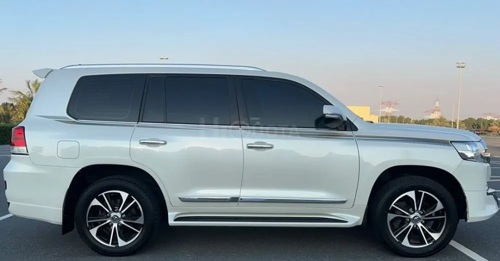 Land Cruiser 5.7 Model: 2017 Condition: agency painting لاند كروزر for sale on HiQuota