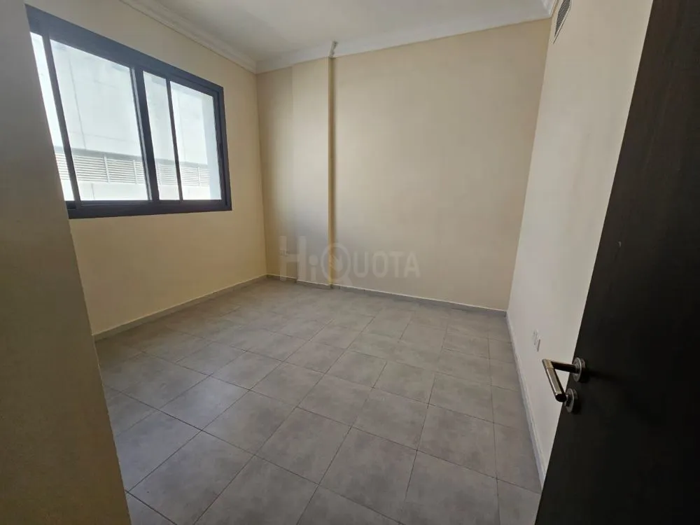 خزائن بالحائط -تأمين مؤجل - قريب من طرق دبى -مساحة واسعة -تشطيب فاخر  -غرفة وصالة بالنباعة للايجار السنوى