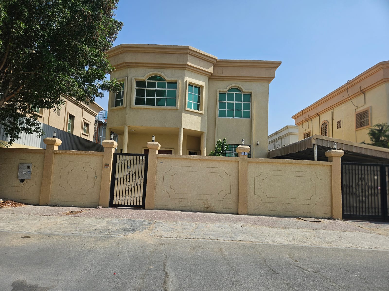 فيلا للإيجار الروضه ٣