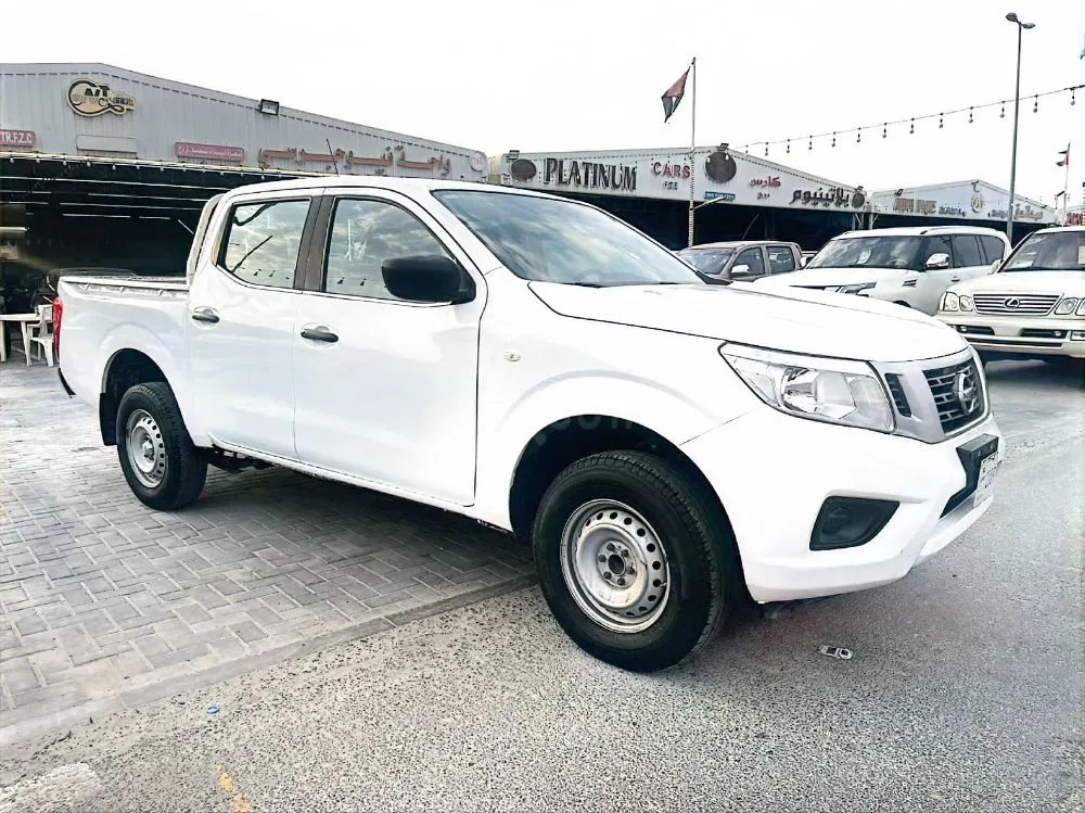 nissan navara 2020 4/2 for sale on HiQuota