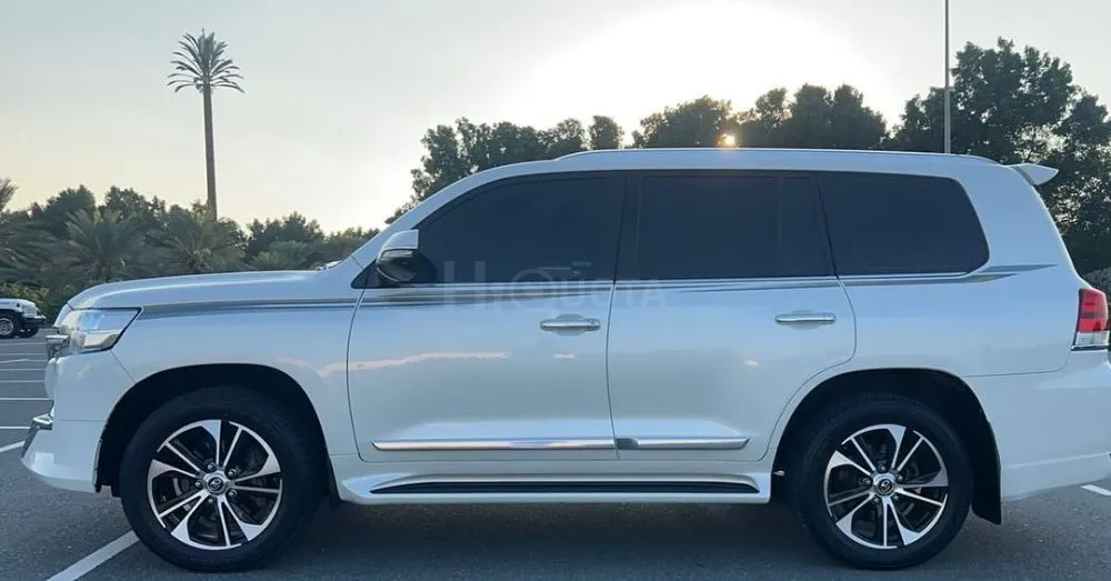 Land Cruiser 5.7 Model: 2017 Condition: agency painting لاند كروزر for sale on HiQuota