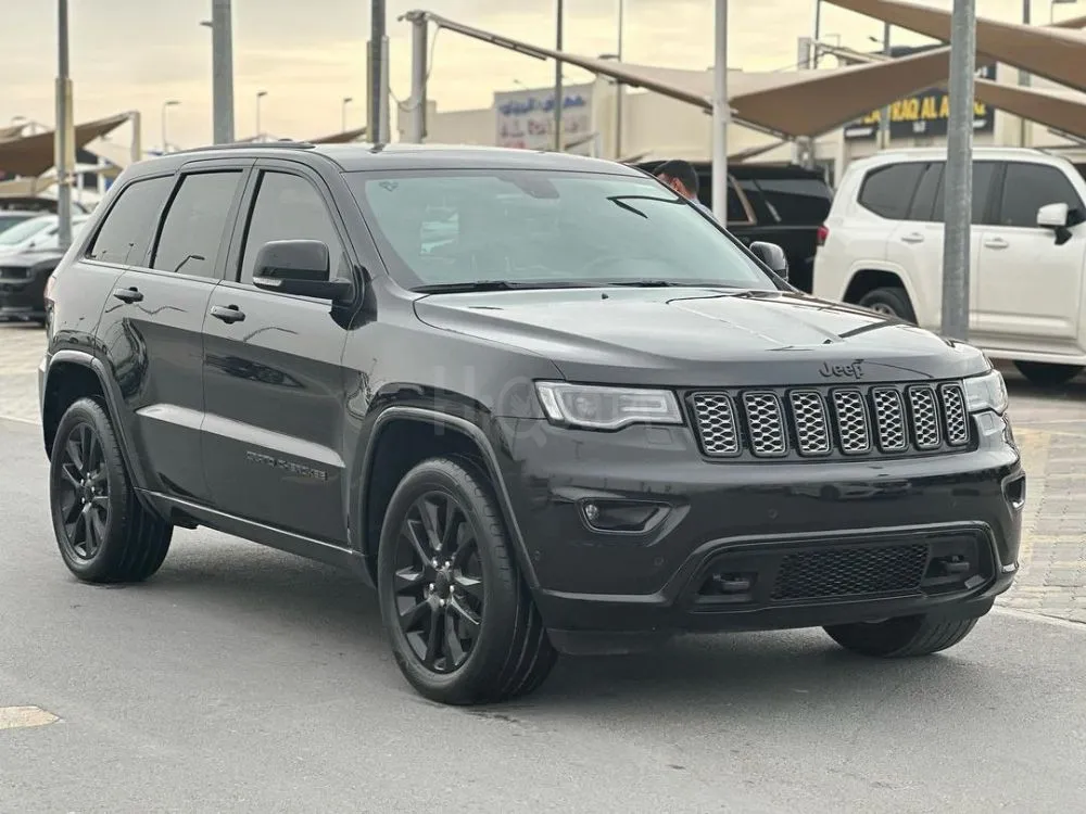 Jeep Grand Cherokee 2017   Agency tincture Color is black, with black leather interior, in excellent condition for sale on HiQuota