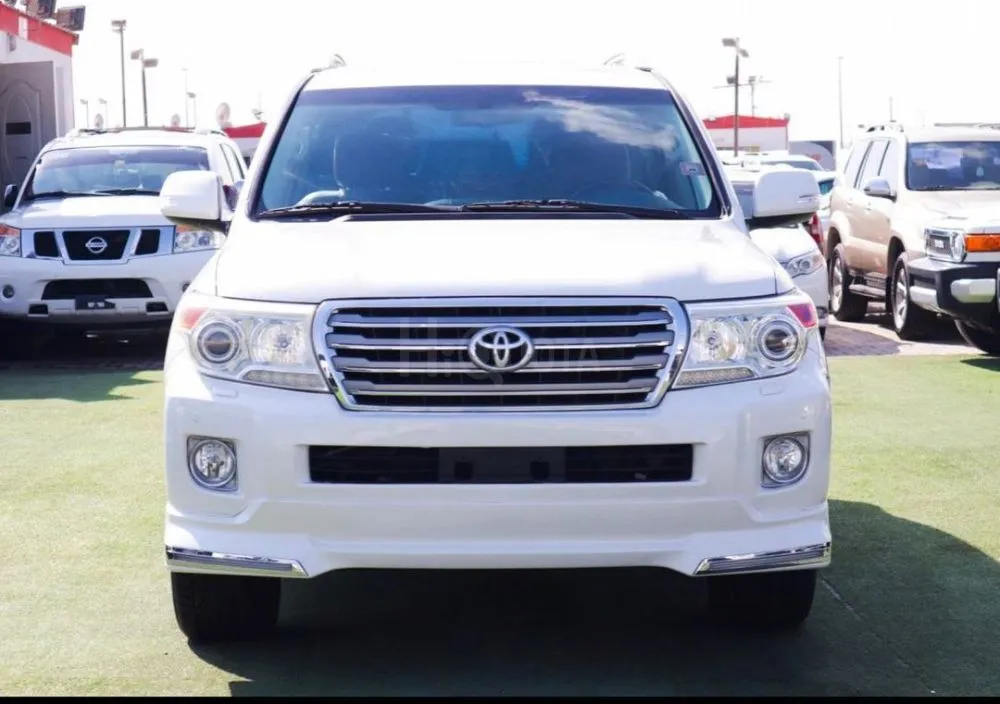 Toyota Land Cruiser Model: 2013 the color is white Specifications: VXR, full, 8-cylinder for sale on HiQuota