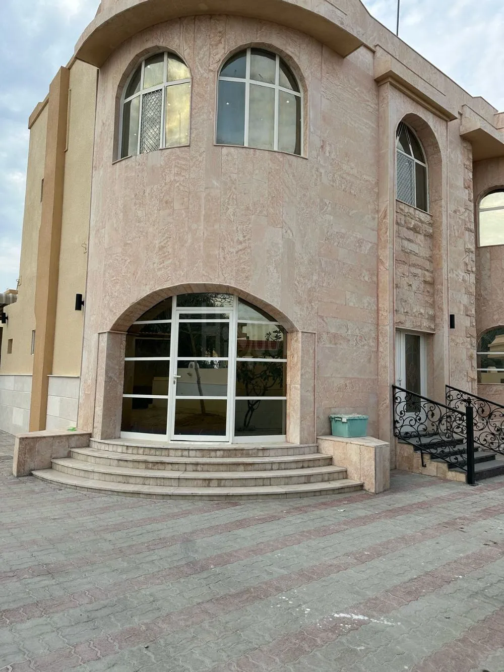 فيلا للإيجار بالشارقة الرمثاء للجميع الجنسيات   مساحه 14 الف قدم