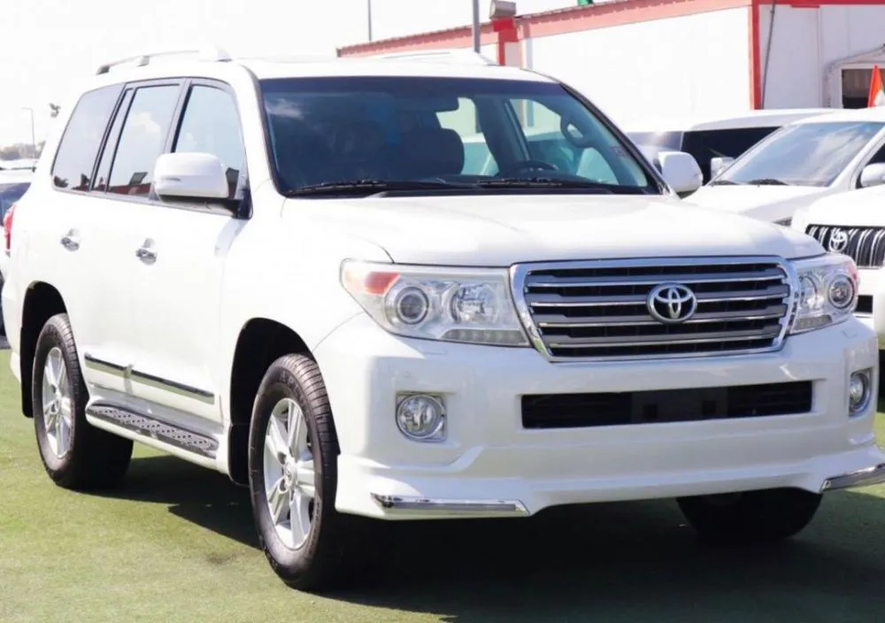 Toyota Land Cruiser Model: 2013 the color is white Specifications: VXR, full, 8-cylinder for sale on HiQuota