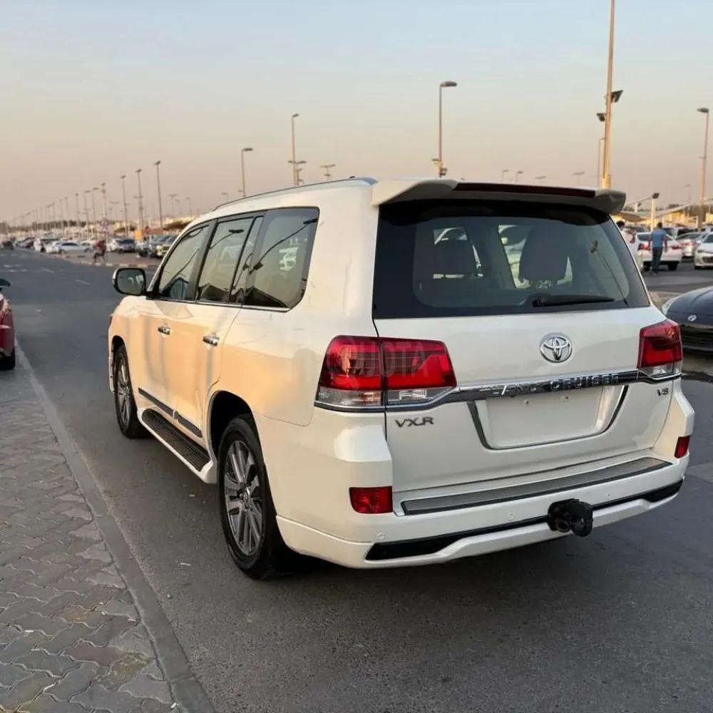 Land Cruiser VXR 5.7 V8 2017 لاند كروزر خليجي for sale on HiQuota