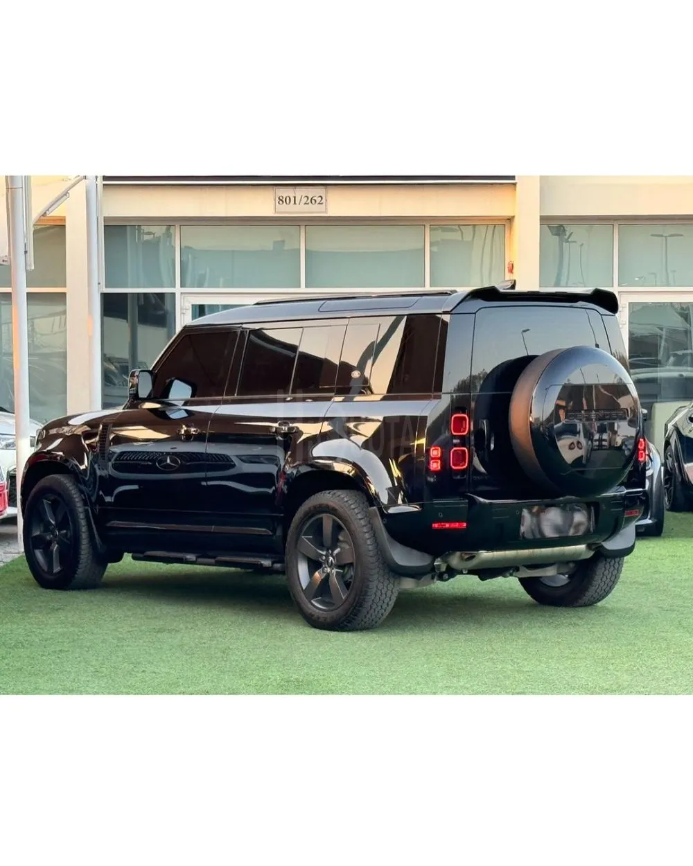 LAND ROVER DEFENDER HSE P400 GCC 2024 V6 Free Contract service until 65k Service history (under warranty) Full option zero accident