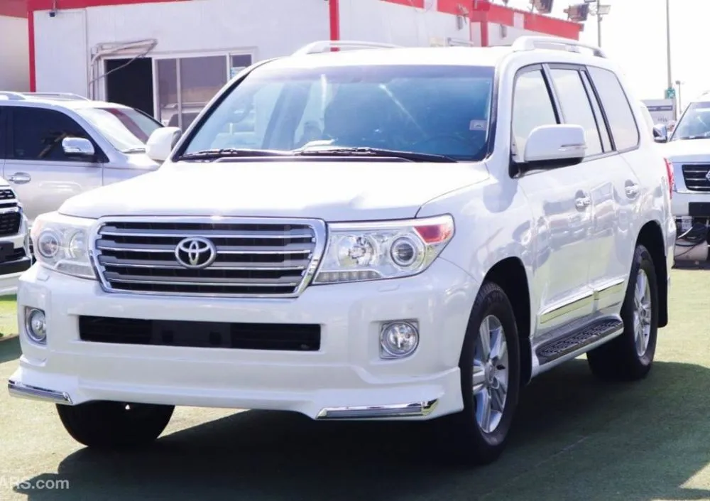 Toyota Land Cruiser Model: 2013 the color is white Specifications: VXR, full, 8-cylinder for sale on HiQuota