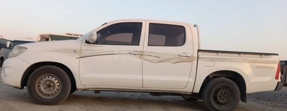 Toyota hilux petrol  model 2011..4x2   Gear manual window  automatic  For sale Contact number for sale on HiQuota