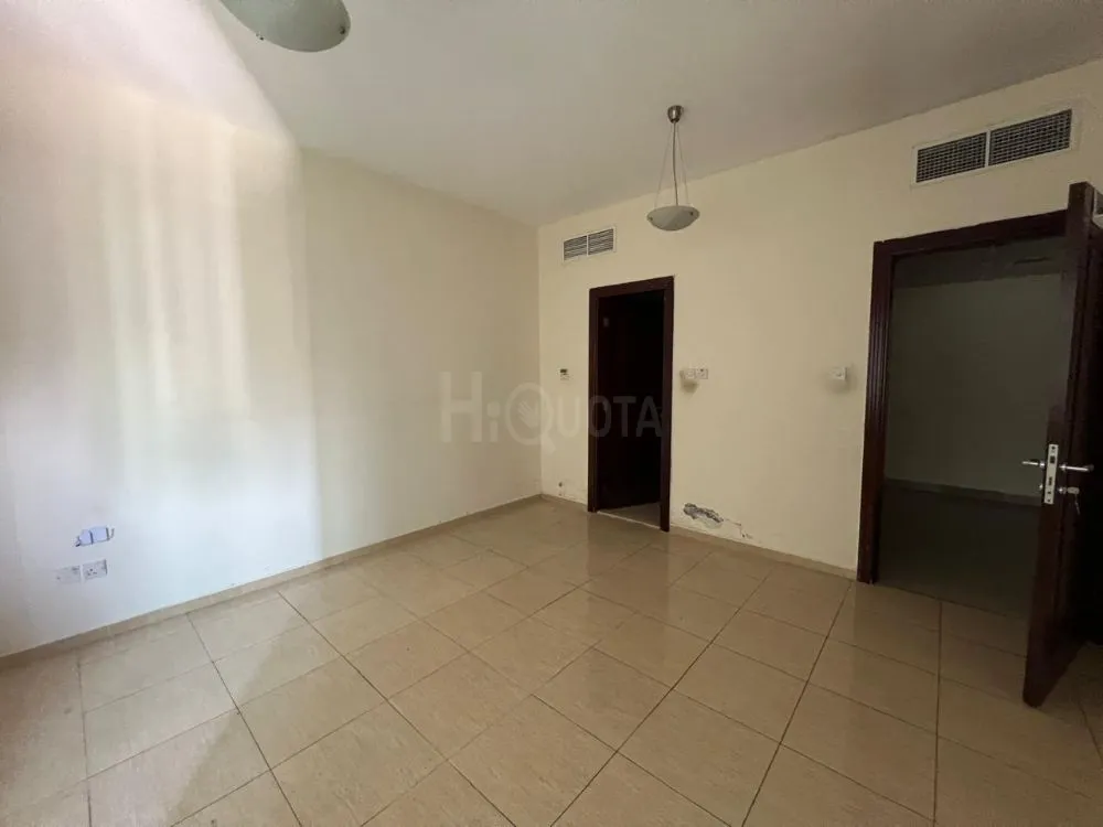 مسبح -جيم مجانى -بلكونة -غرفة مساعدة ماستر - غرف ماستر بالخزائن -مساحة واسعة - برج اول صف على البحيرة