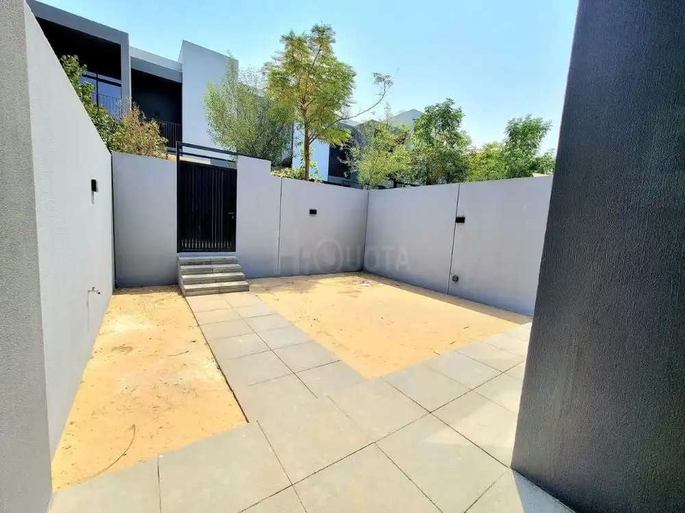 🏡 تاون هاوس مميز للبيع/للإيجار في مسار – غرفتين فقط!