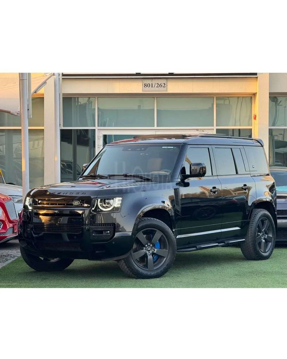 LAND ROVER DEFENDER HSE P400 GCC 2024 V6 Free Contract service until 65k Service history (under warranty) Full option zero accident